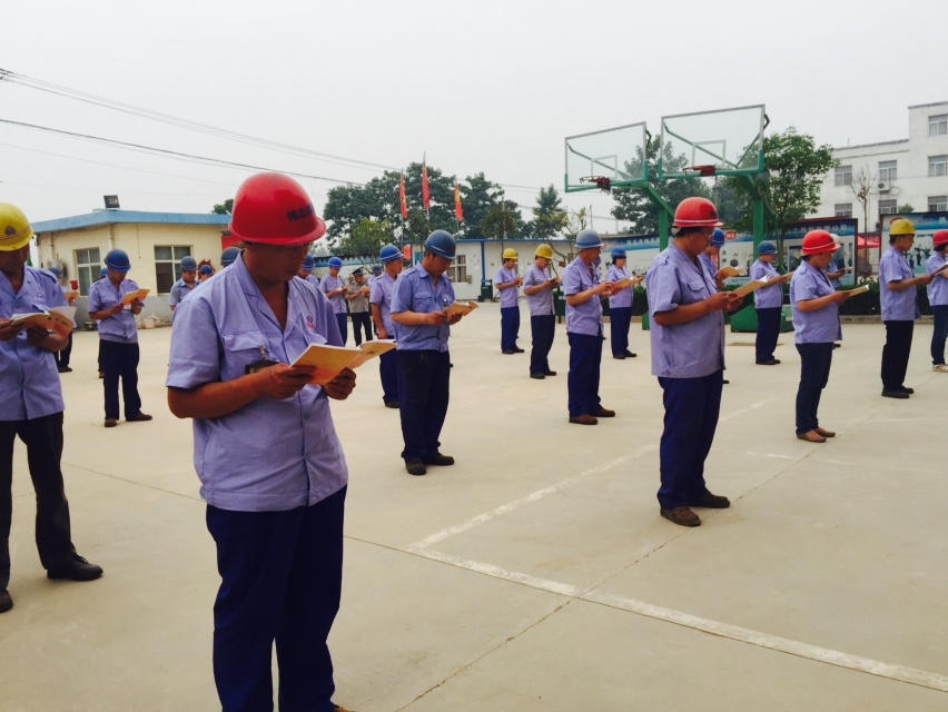 用“它“來(lái)為鋼模板補(bǔ)充能量