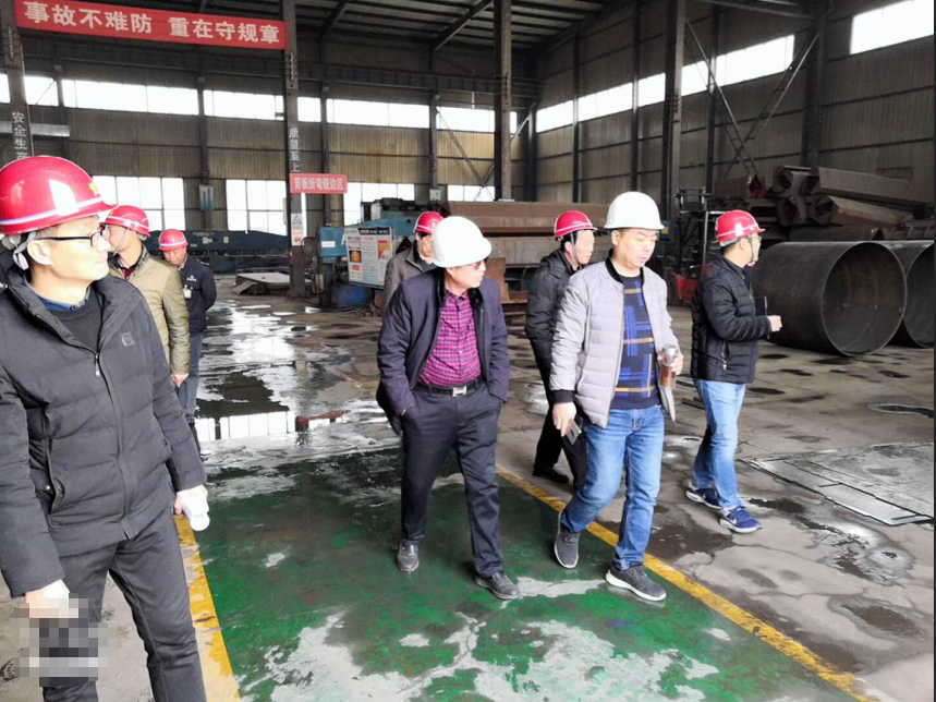 鞏義安檢部門到偉志模板抽查，董事長來保軍陪同檢查